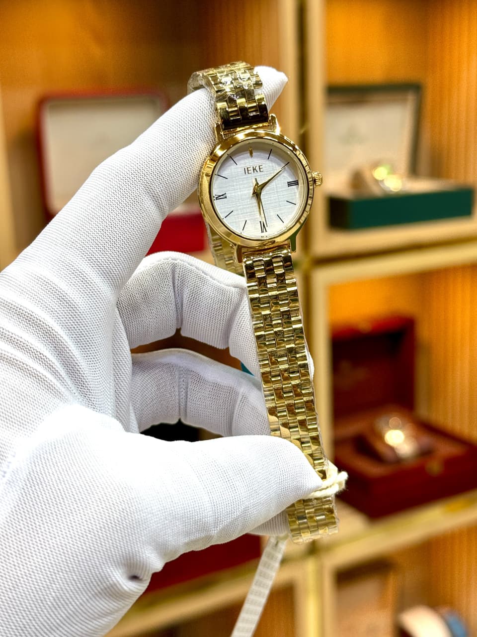 Elegant Gold Women’s Watch with Classic Roman Numeral Dial